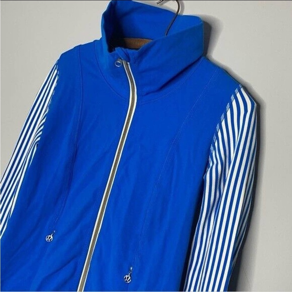 Lululemon Women's Size 8
Daily Yoga Jacket Beaming
Blue Striped Sleeves Full Zip